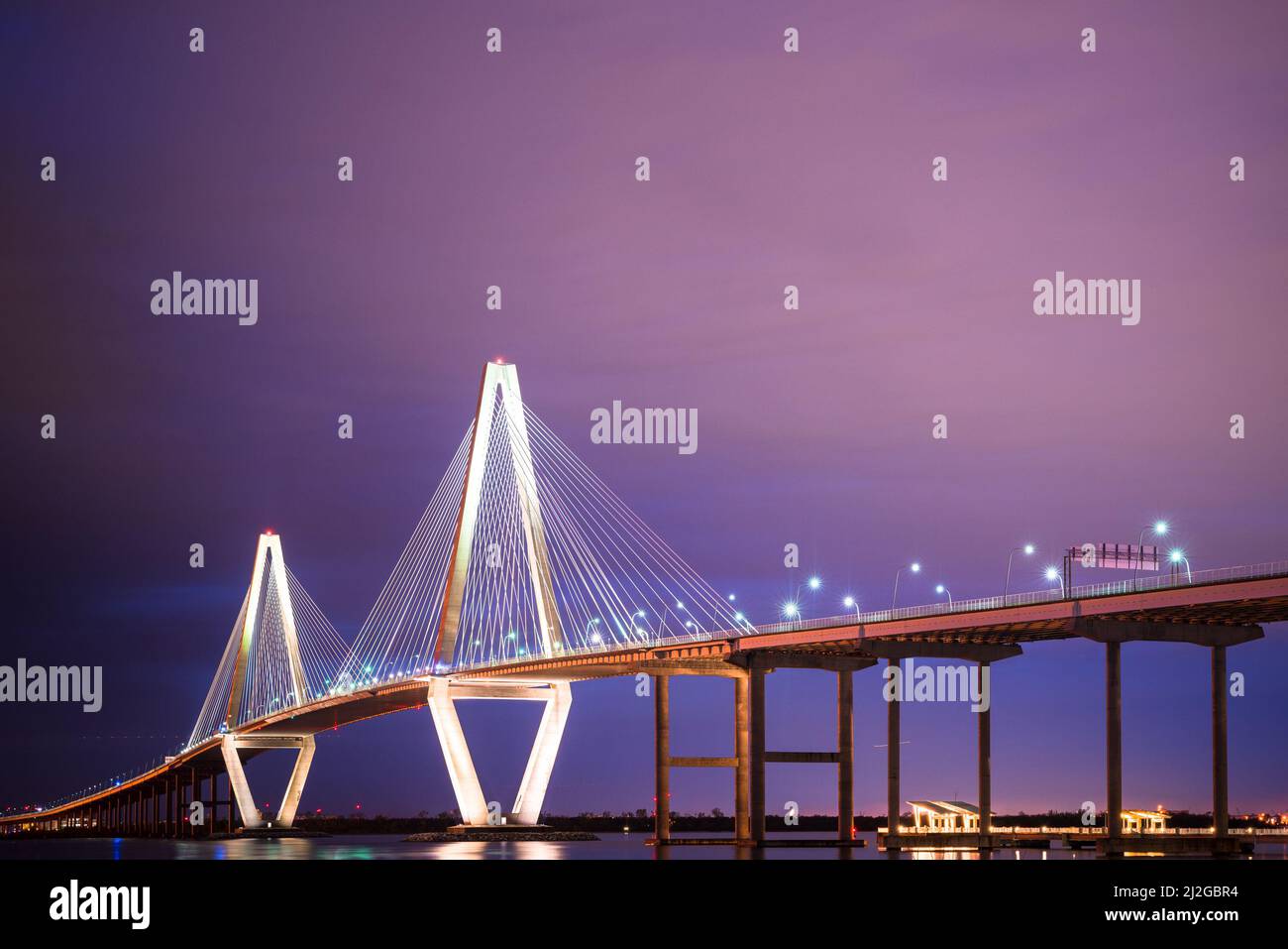 Arthur Ravenel Jr Bridge visto di notte con le luci, Charleston South Carolina Foto Stock