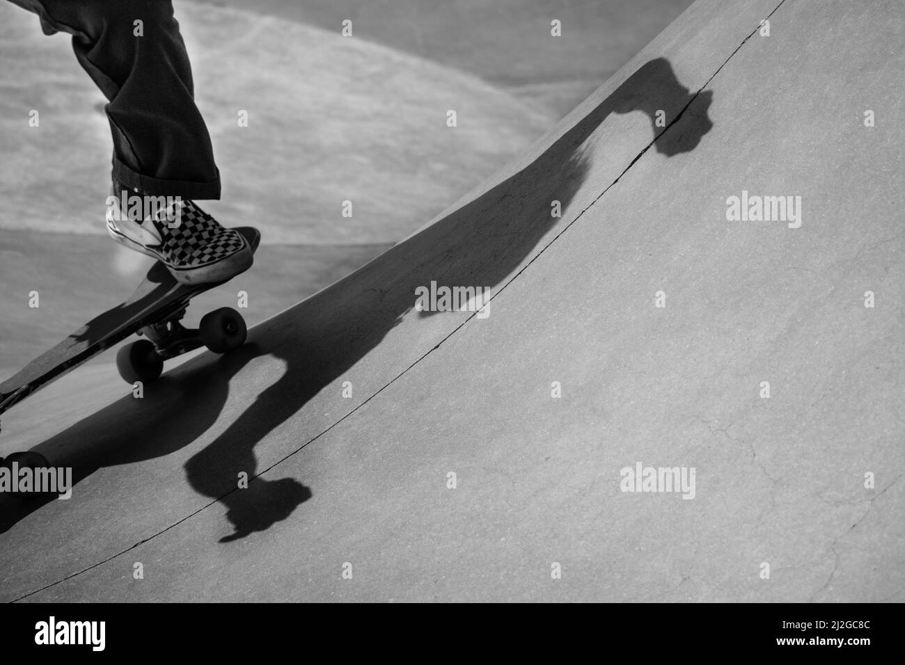 Primo piano di una persona sullo skateboard Foto Stock