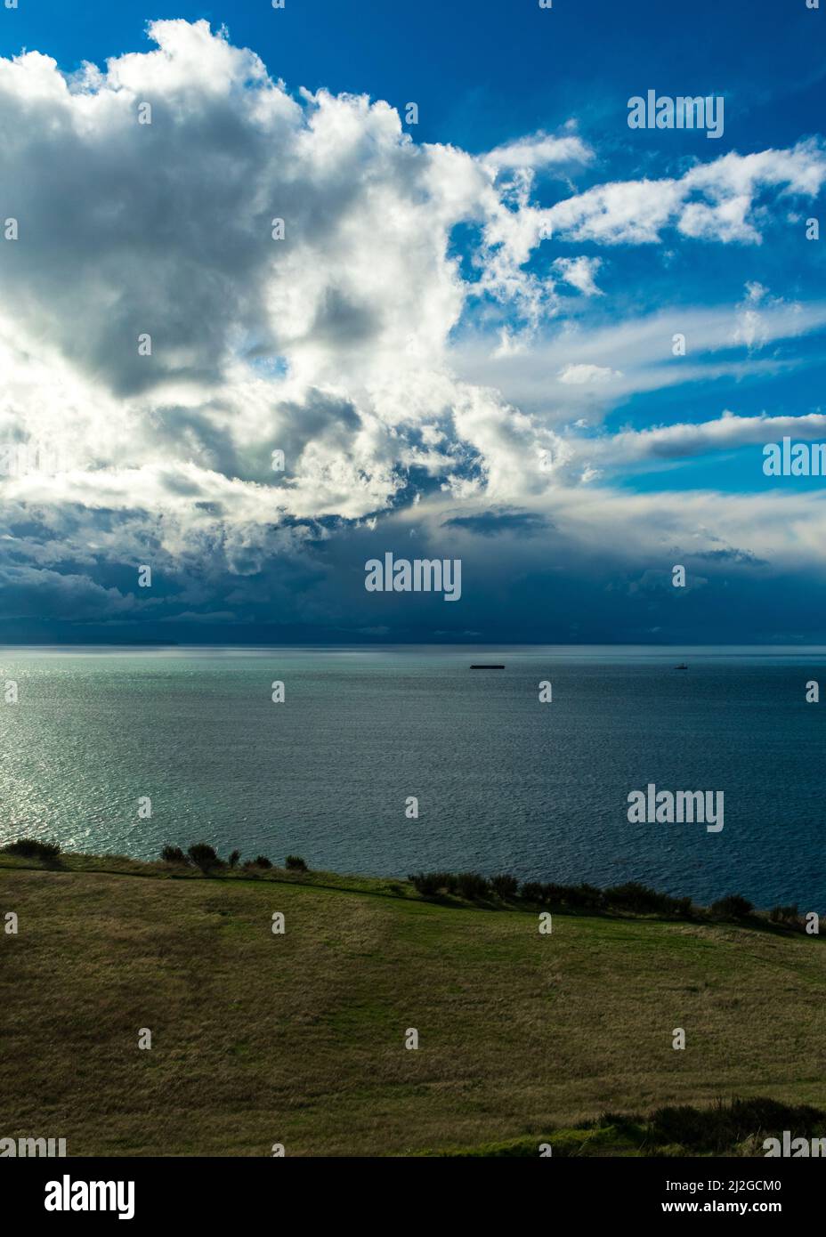 Scena del paesaggio nuvoloso sopra Admiralty Inlet, Fort Ebey state Park, Washington, USA Foto Stock