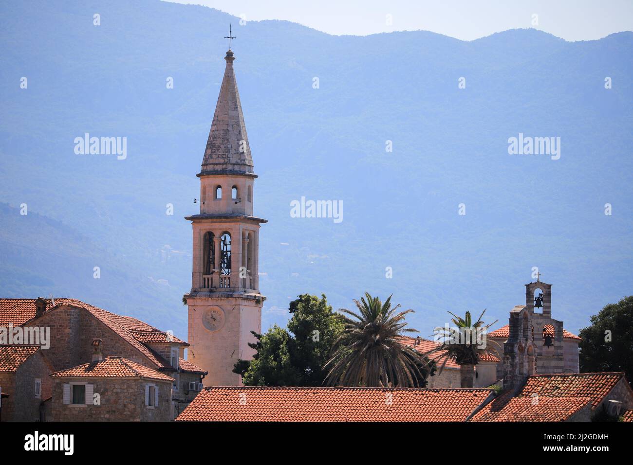 Campanile e tetti nella città vecchia di Budva in Montenegro Foto Stock