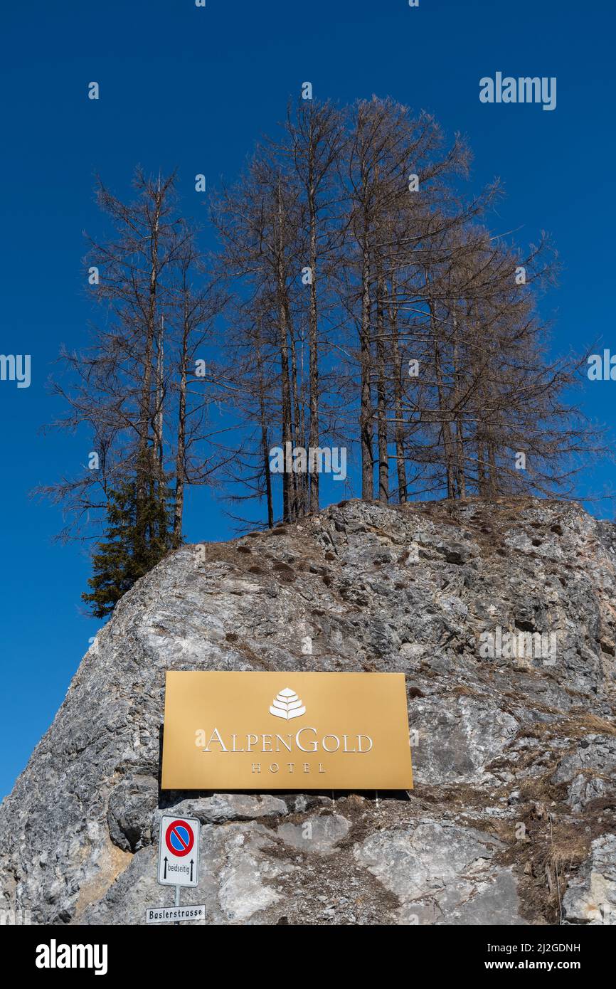 Davos, Svizzera, 23 marzo 2022 piatto con il logo dell'hotel Alpengold su una roccia con alcuni alberi in cima in una giornata di sole Foto Stock