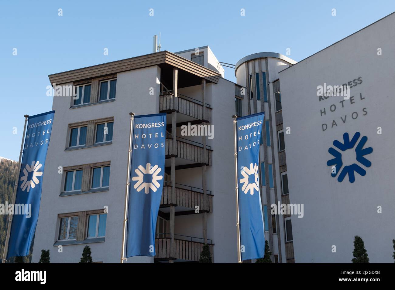 Davos, Svizzera, 23 marzo 2022 di fronte all'hotel congressuale nel centro della città in una giornata di sole Foto Stock