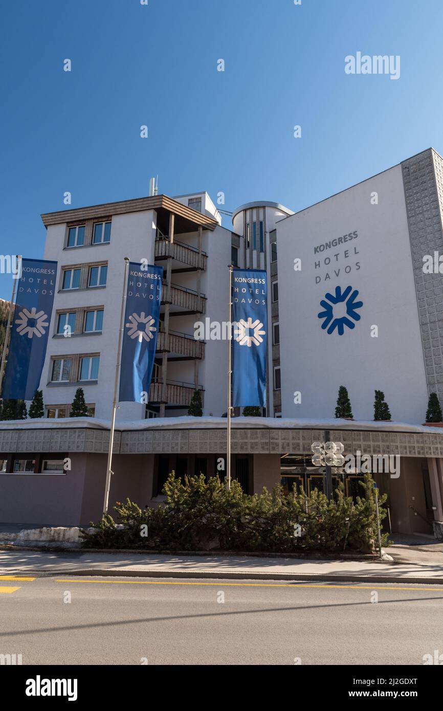 Davos, Svizzera, 23 marzo 2022 di fronte all'hotel congressuale nel centro della città in una giornata di sole Foto Stock