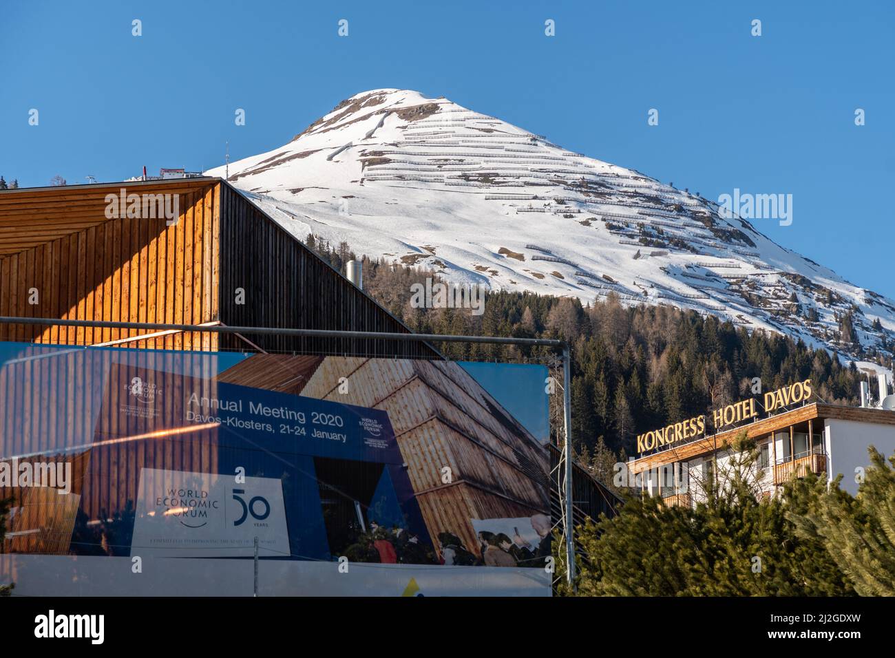 Davos, Svizzera, 23 marzo 2022 in una giornata di sole, l'hotel congressuale è circondato da splendide montagne innevate Foto Stock