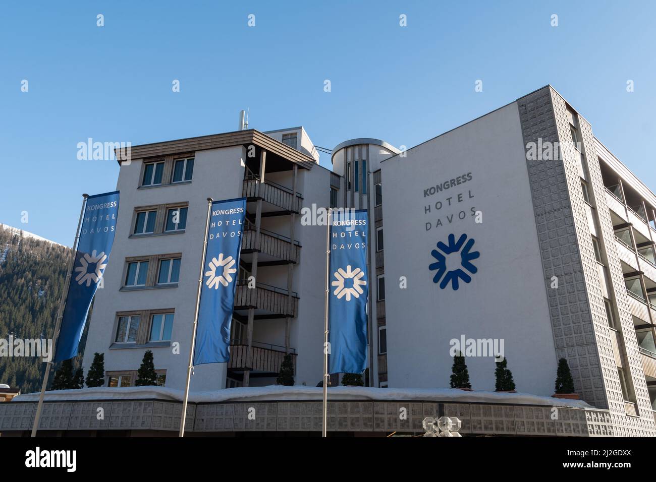 Davos, Svizzera, 23 marzo 2022 di fronte all'hotel congressuale nel centro della città in una giornata di sole Foto Stock