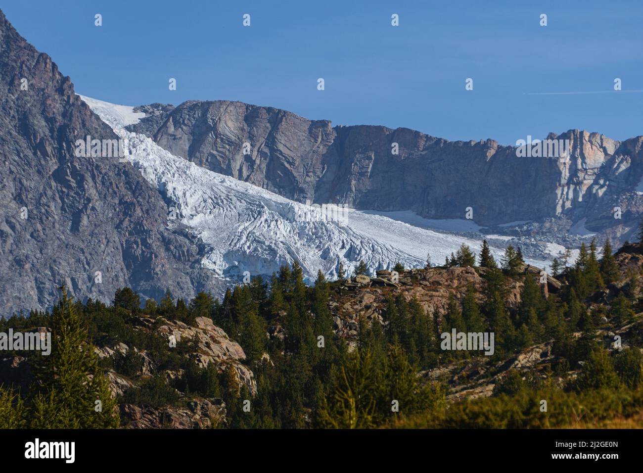 Le cime e i ghiacciai del gruppo Bernina: Una delle montagne delle Alpi che supera i 4000 metri, nei pressi del borgo di Chiesa in Valmalenco Foto Stock