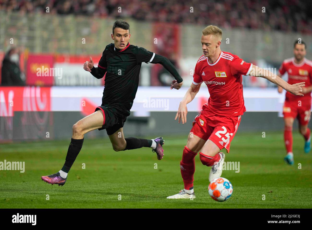 1 aprile 2022: Timo Baumgartl dell'Unione di Berlino battaglia per la palla con Dejan Ljubicic del FC di Colonia durante il FC Union Berlin contro il FC di Colonia, a An der Alten FÃ¶rsterei, Berlino, Germania. Prezzo Kim/CSM. Foto Stock