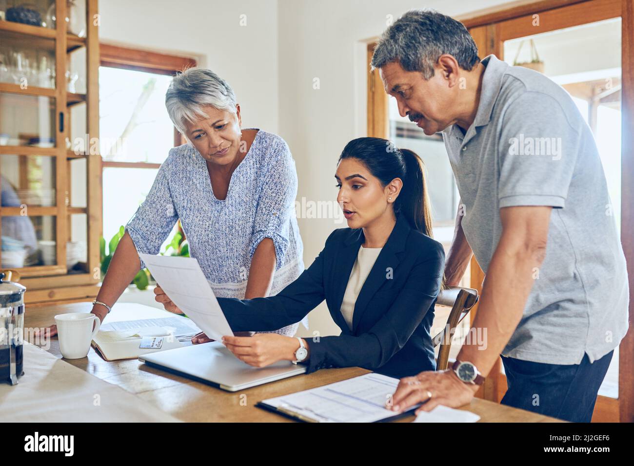 Abbiamo una gamma di portafogli di pensione in offerta. Shot di una coppia matura che ottiene il consiglio dal loro consulente finanziario nel paese. Foto Stock