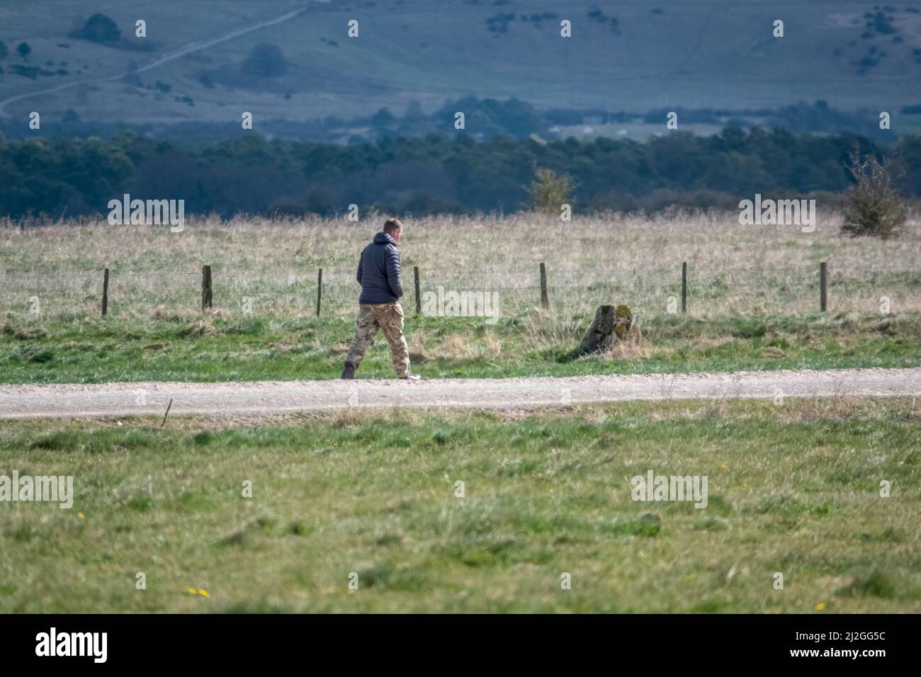 uomo che cammina a velocità lungo una strada non fatta, escursioni, fitness Foto Stock