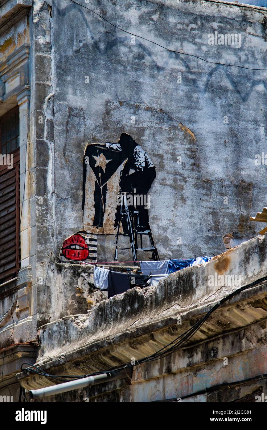 Interessante opera murale murale sul balcone di una casa a l'Avana, Cuba con una bandiera cubana in bianco e nero disegnato. Foto Stock