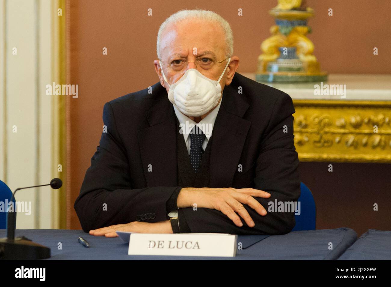 Napoli, Italia. 01st Apr 2022. Vincenzo De Luca presidente della Regione Campania, durante il memorandum d'intesa per l'attivazione del numero unico europeo d'emergenza (NUE) 112 nel contesto regionale, che metterà a disposizione il servizio per circa 6 milioni di cittadini della Campania, che si è svolto nella Prefettura di Napoli. Napoli, Italia, 01 aprile 2022. (Foto di Vincenzo Izzo/Sipa USA) Credit: Sipa USA/Alamy Live News Foto Stock