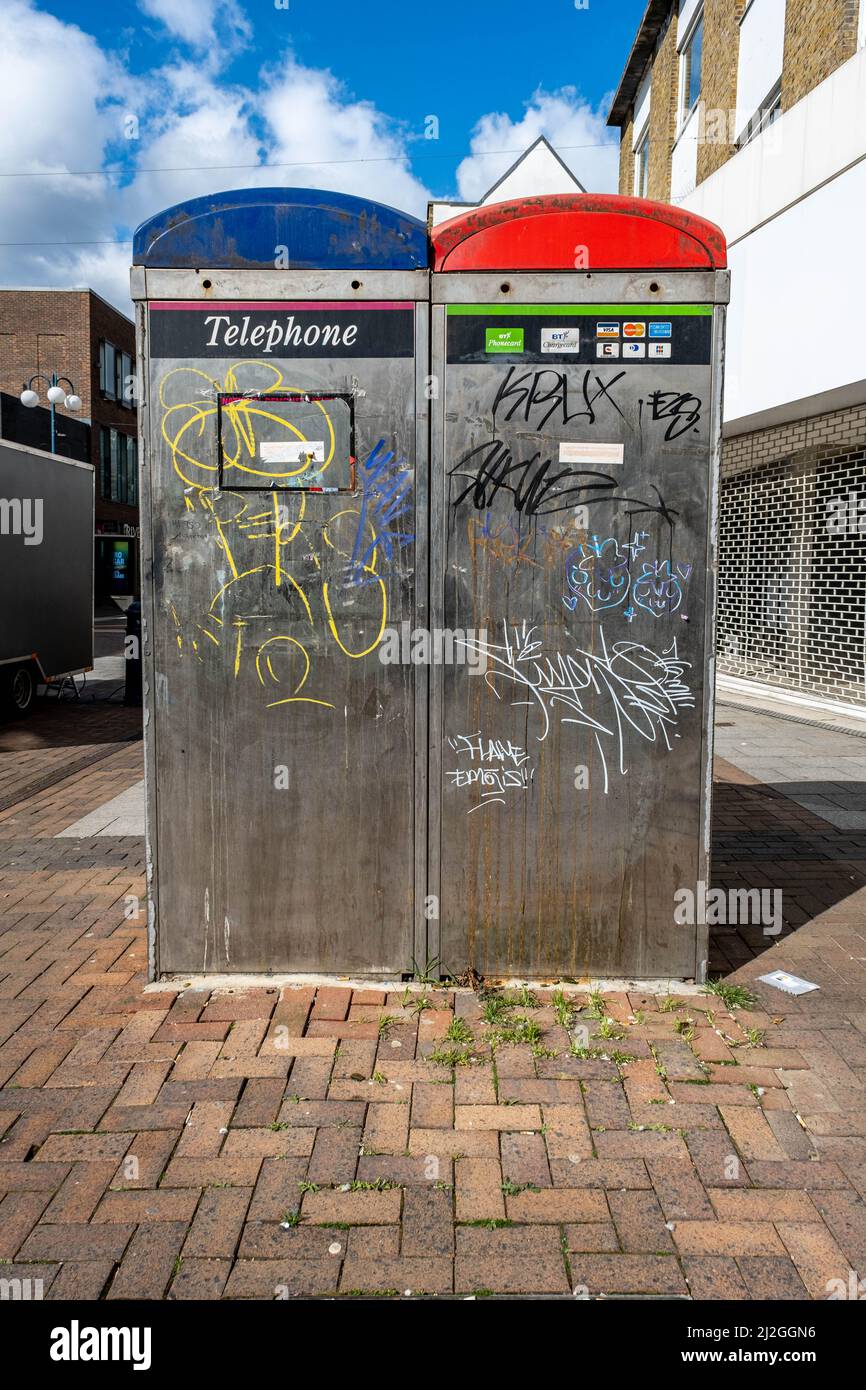 Kingston upon Thames London UK, Aprile 01 2022, due telefoni pubblici o Call box con opere d'arte Graffiti dipinte e No People Foto Stock