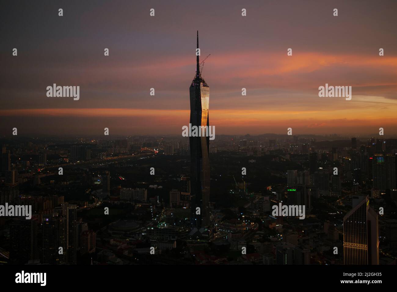 La Merdeka 118 Tower è raffigurata durante il tramonto a Kuala Lumpur il 1 aprile 2022. - Pic di Seth Akmal. Foto Stock