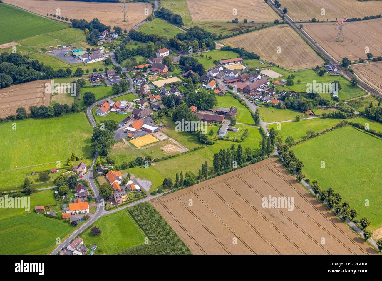 Vista aerea, vista sul villaggio con prati e campi nel distretto di Altendorf, Fröndenberg/Ruhr, zona della Ruhr, Renania settentrionale-Vestfalia, Germania, DE, Euro Foto Stock