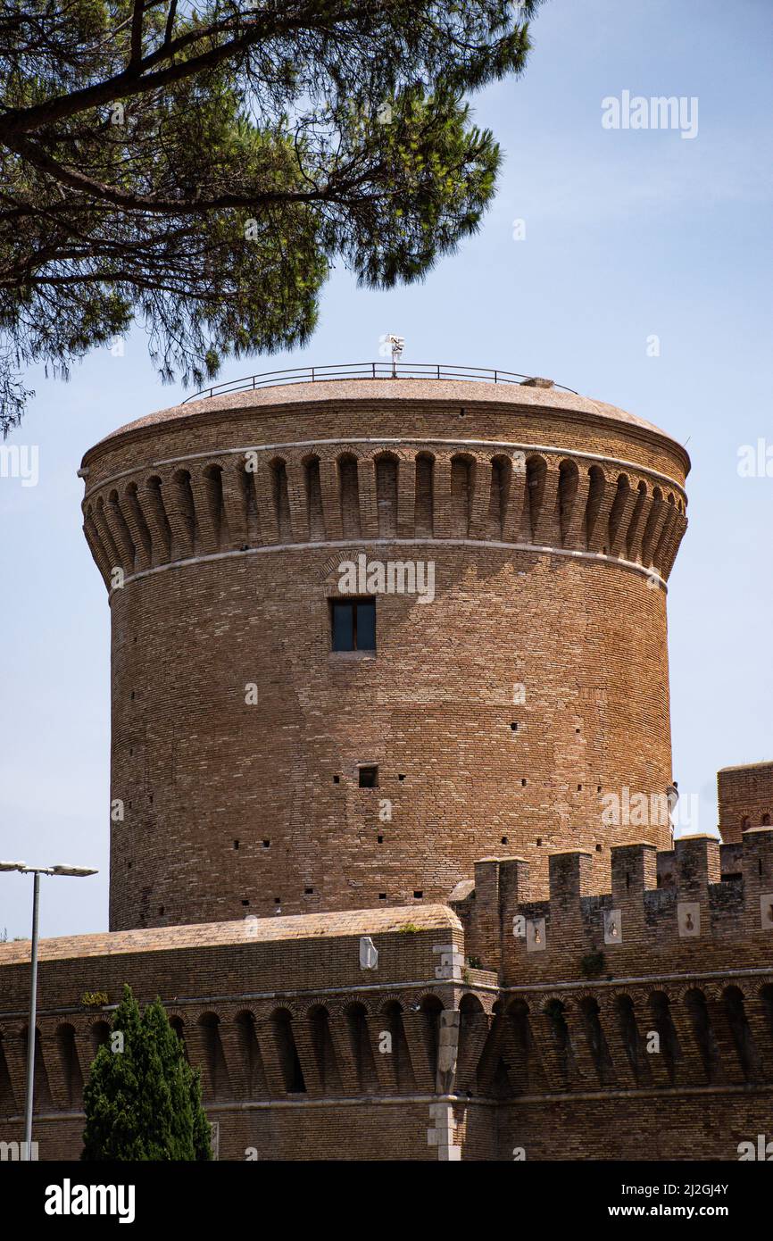Vista sulla torre del castello a Ostia Antica vicino Roma Foto Stock