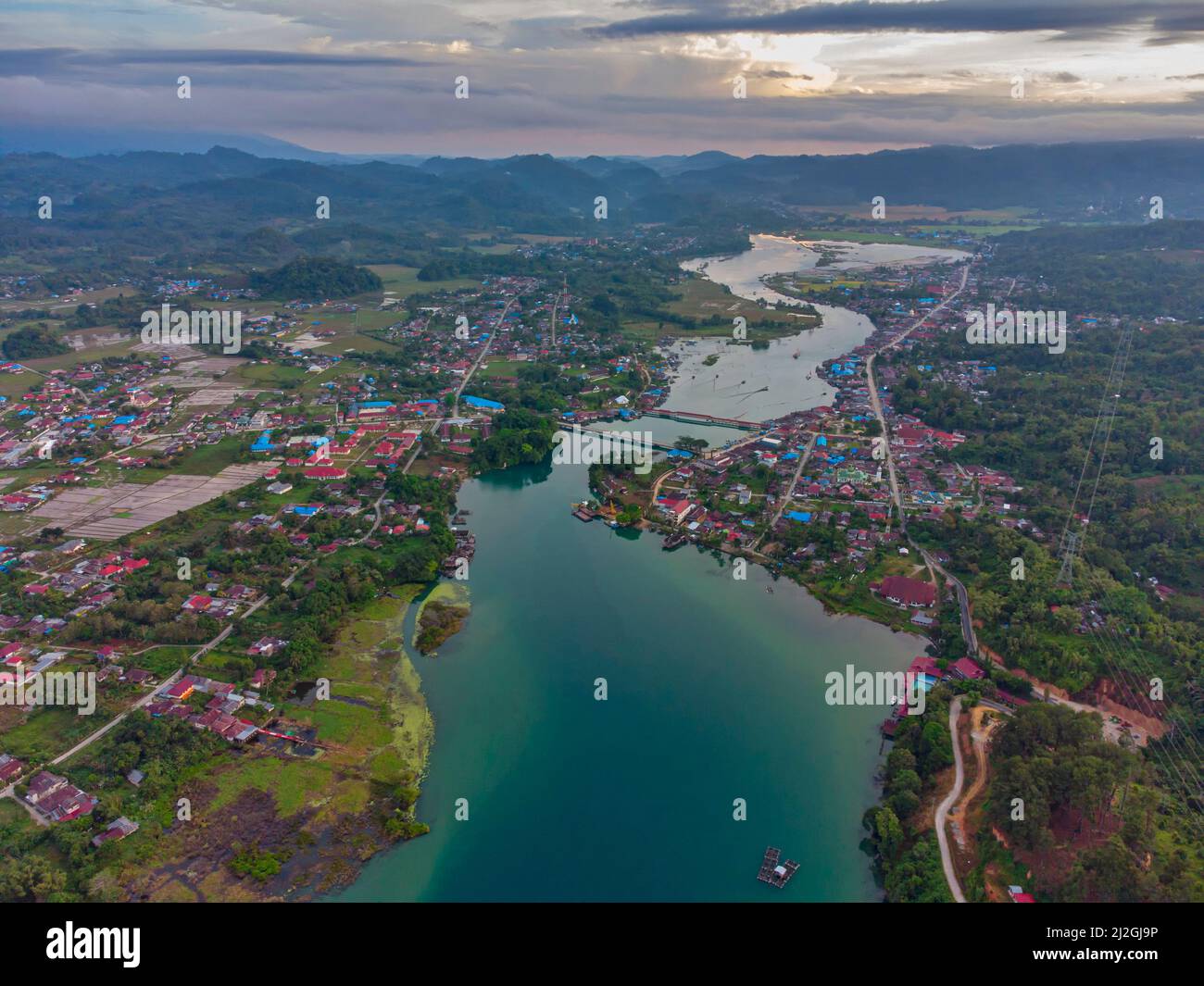 Il lago Poso (in indonesiano: Danau Poso) è un lago situato nel Sulawesi  centrale, in Indonesia, e il terzo lago più profondo dell'Indonesia. Si  trova la città di Pendolo Foto stock -