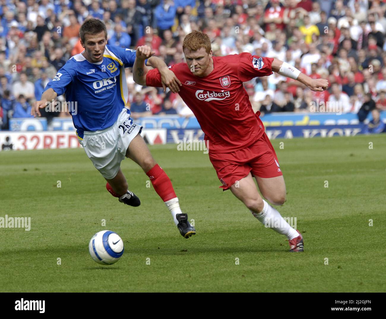 PORTSMOUTH V LIVERPOOL GARY O'NEIL SI SCHIERA CON JOHN ARNE RIISE PIC MIKE WALKER, 2006 Foto Stock