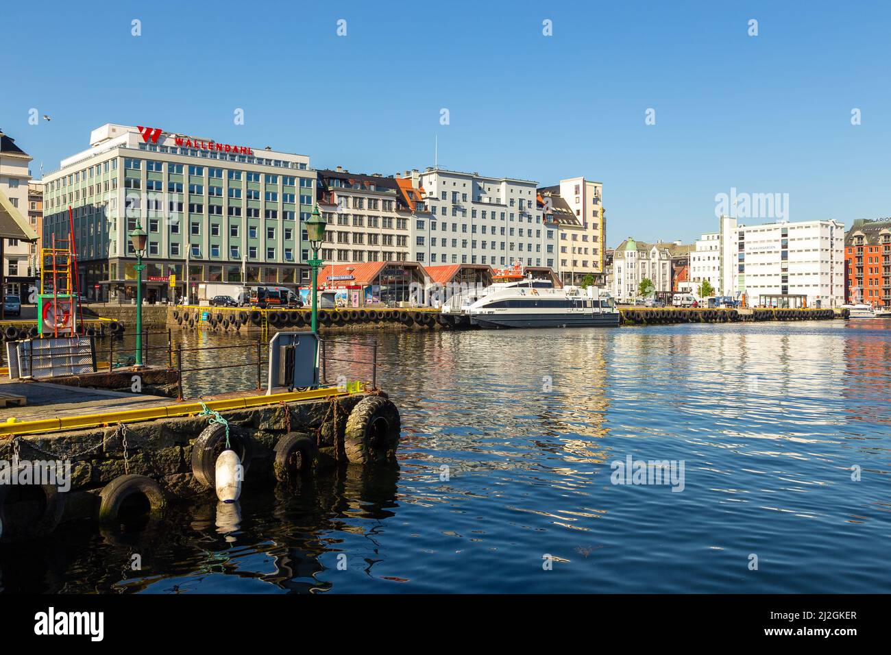 Bergen, Norvegia - 29 maggio 2018: Barche e barche ormeggiate nel porto turistico di Bergen. Baia di Bergen. Foto Stock