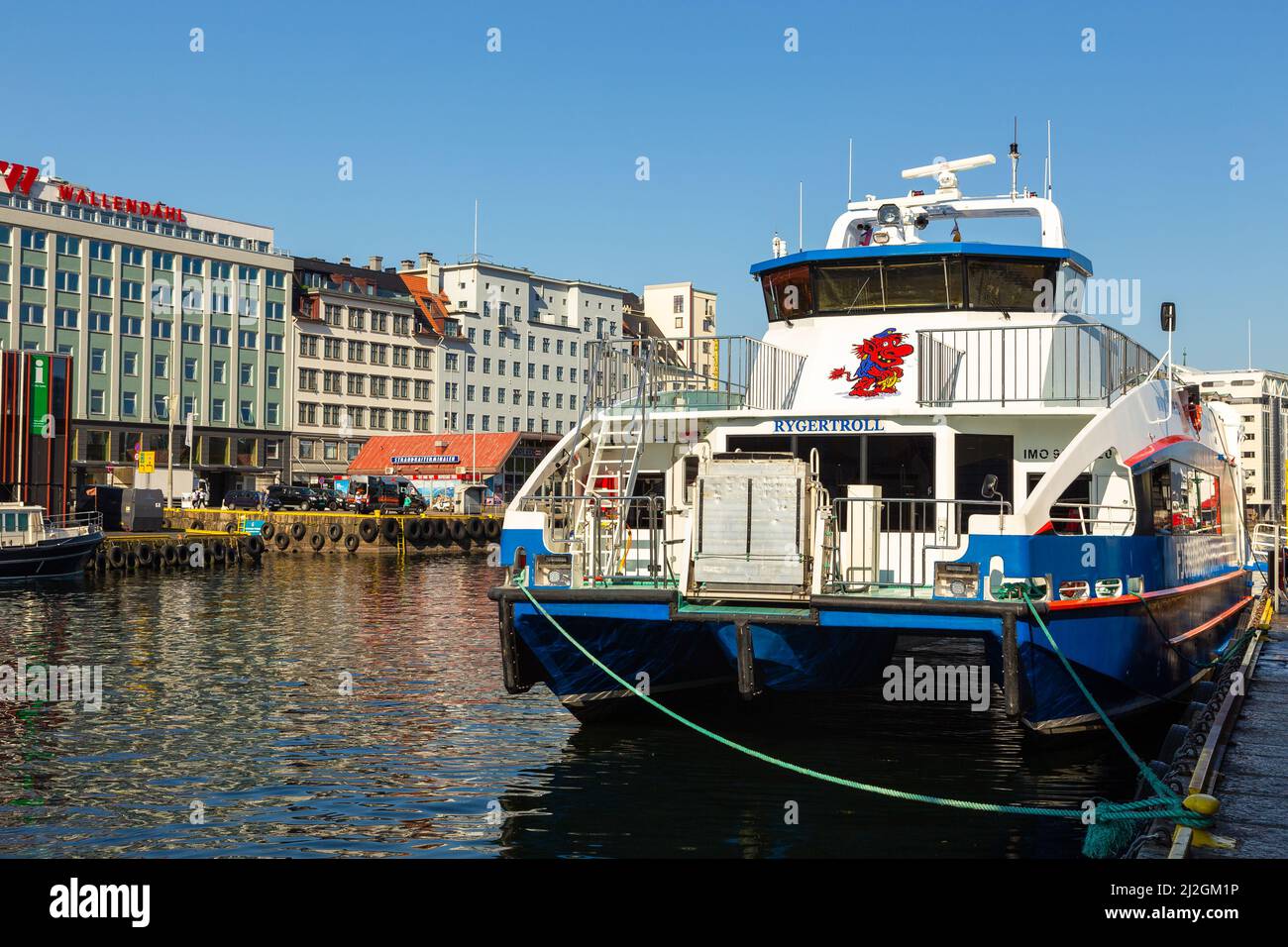 Bergen, Norvegia - 29 maggio 2018: Barche e barche ormeggiate nel porto turistico di Bergen. Baia di Bergen. Foto Stock