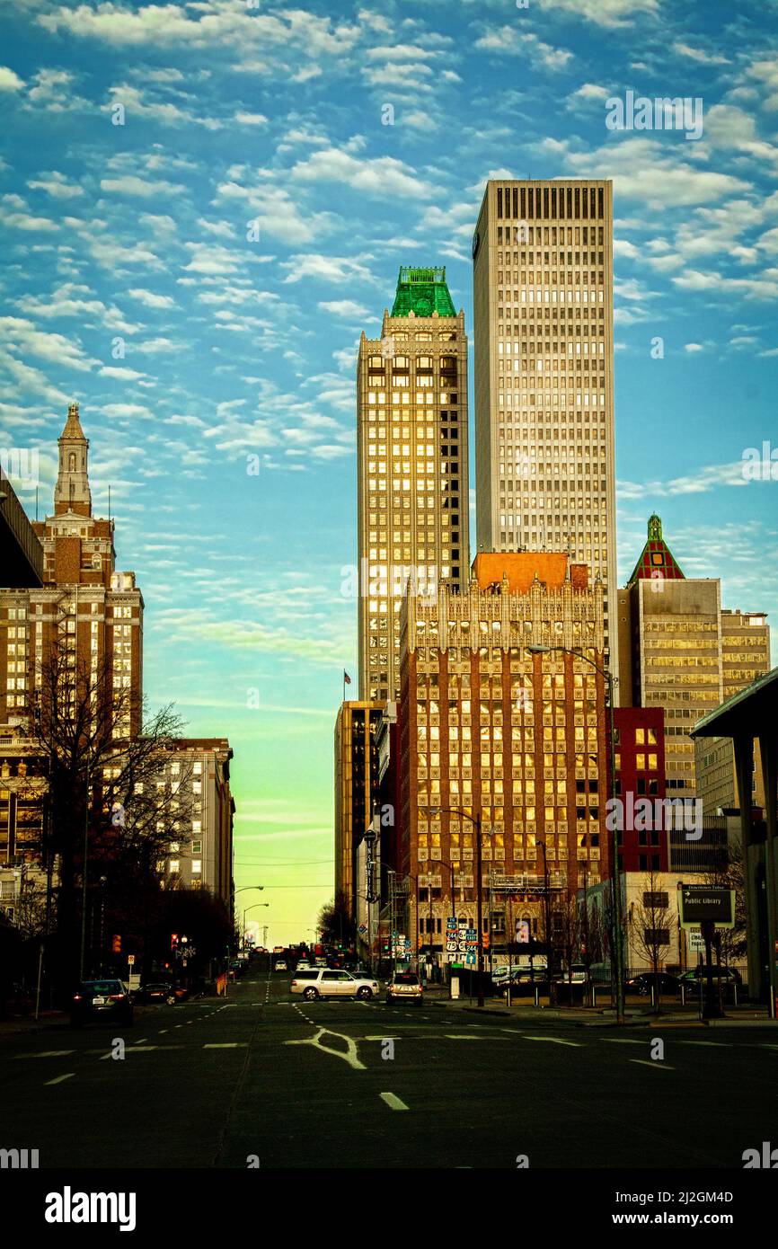 02-08-2019-Tulsa OK USA-Skyline - entrando a Tulsa da ovest e crepuscolo con gli edifici illuminati Foto Stock