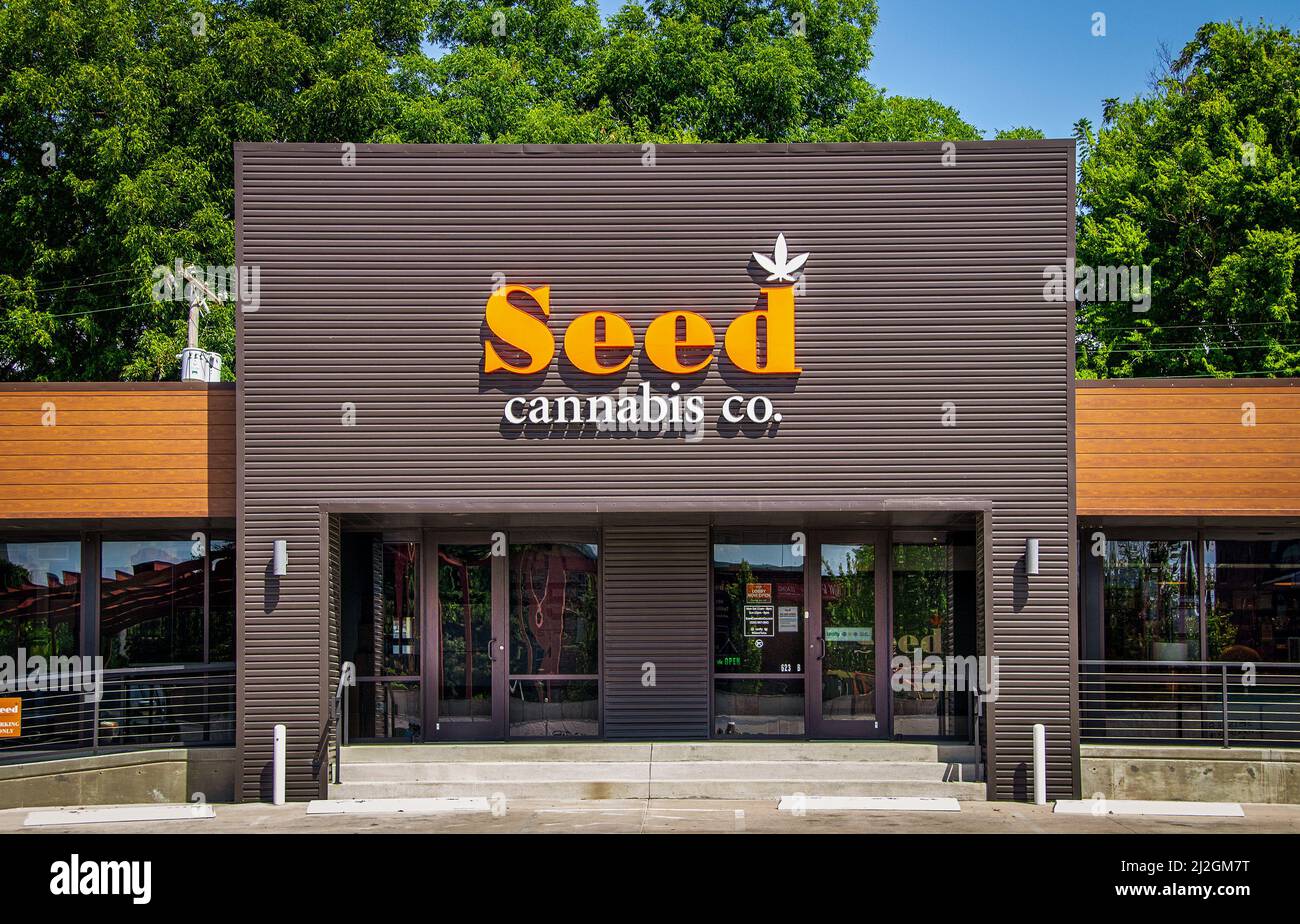 2021 08 14 Tulsa OK USA Seed Cannabis Company - distributore di marijuana al dettaglio con facciata moderna e attraente nel centro commerciale in estate con alberi in backgr Foto Stock