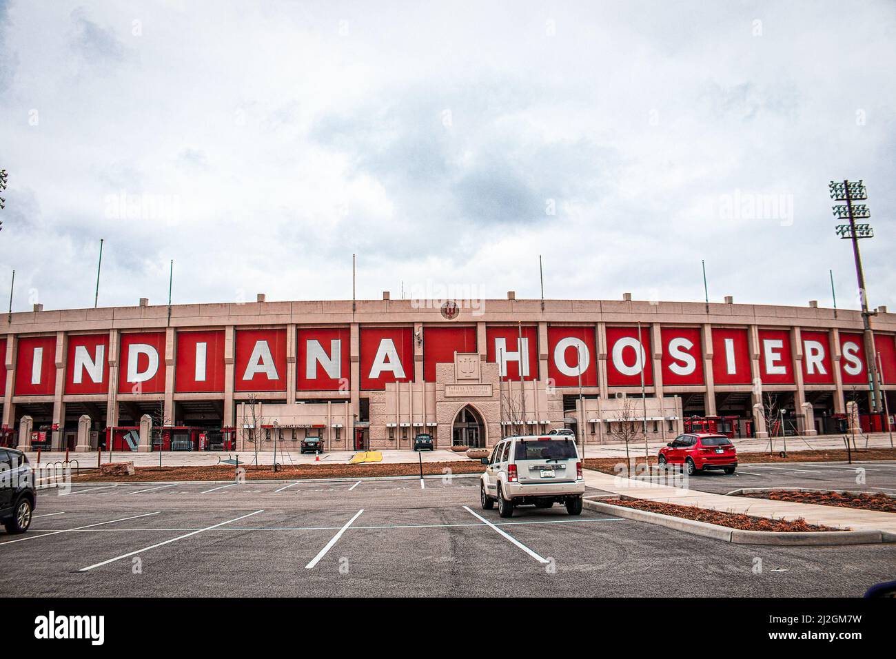 2021-03-26-Bloomington Indiana USA - Vista laterale dello stadio di calcio Hoosier Indiana e delle biglietterie con parcheggio in primo piano e alcuni parcheggiati Foto Stock