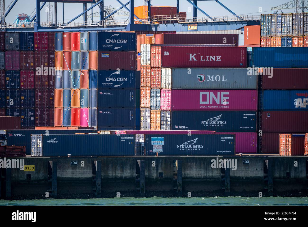 Container su una nave container, nel porto marittimo di Rotterdam, Maasvlakte 2, Container Terminal, a Rotterdam, Paesi Bassi, Foto Stock