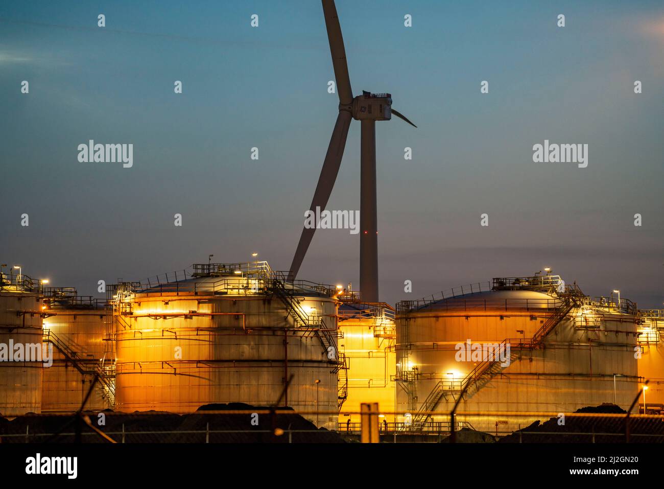Lyondell Chemical Netherlands BV, stabilimento chimico, impresa comune tra LyondellBasell e Covestro, il più grande stabilimento del settore nel mondo, produce Foto Stock