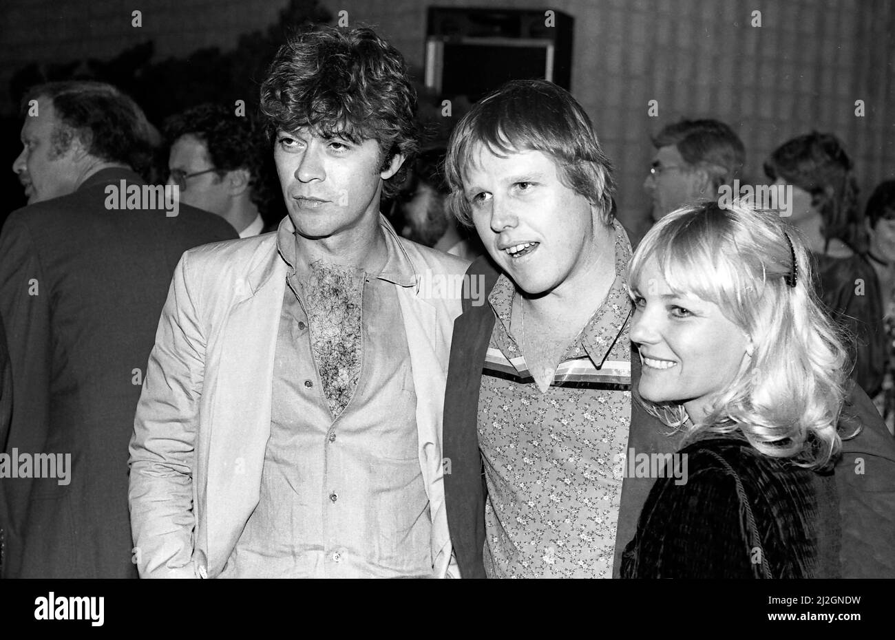 Il musicista Robbie Robertson della band con l'attore Gary Busey che ha partecipato alla prima del film Kramer Vs, Kramer a Hollywood, 1979 Foto Stock
