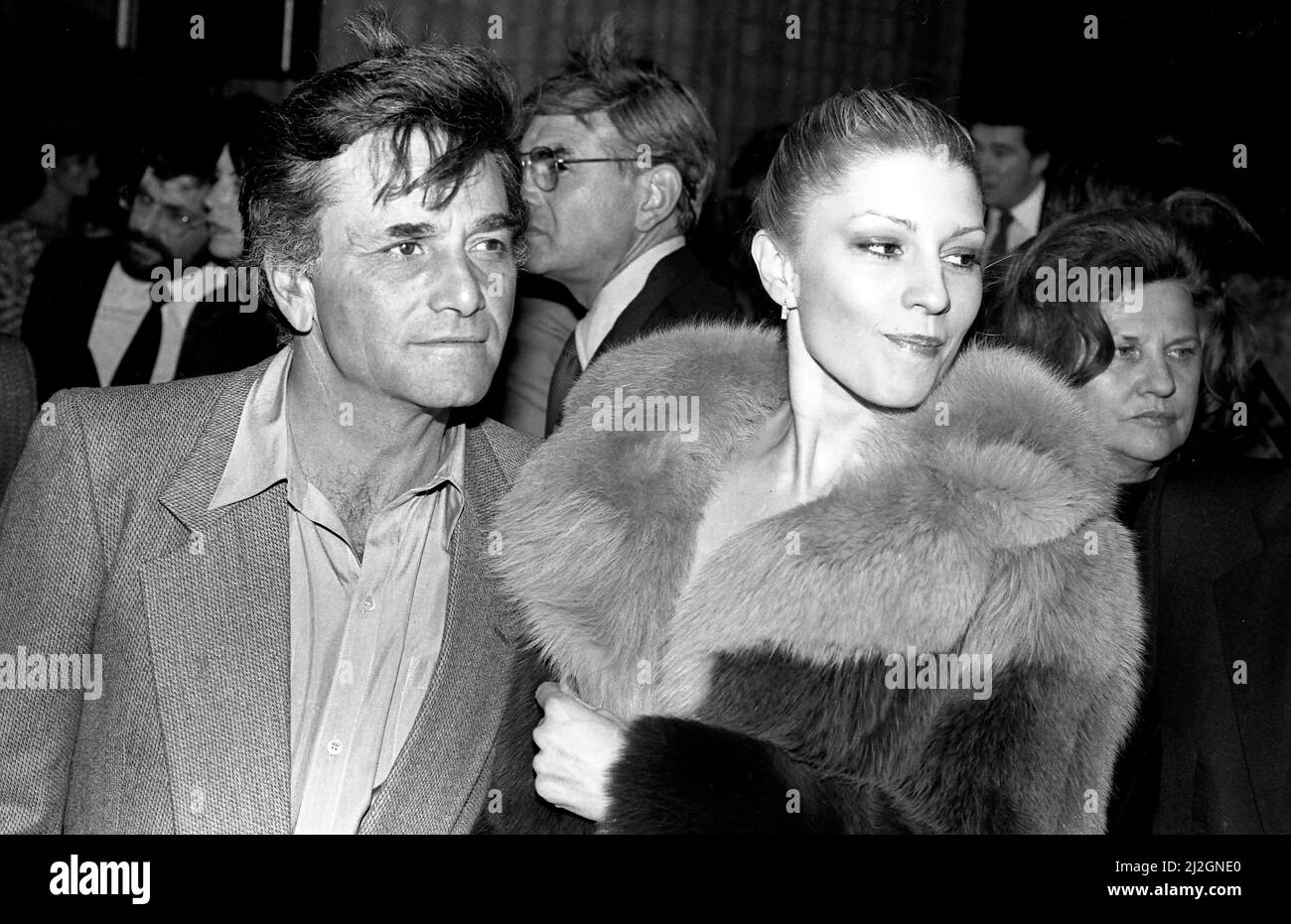 Peter Falk e la moglie Shera Danese attestano la prima del film Kramer Vs. Kramer a Hollywood, 1979 Foto Stock