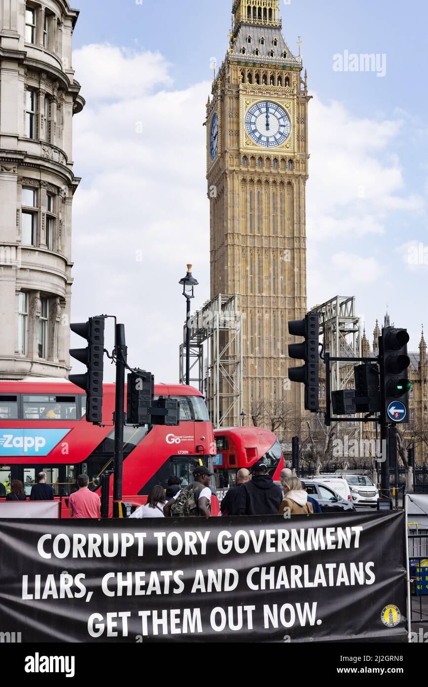 Proteste del governo britannico. I manifestanti del governo su Whitehall, Westminster che protestano davanti al parlamento, Westminster London UK Foto Stock