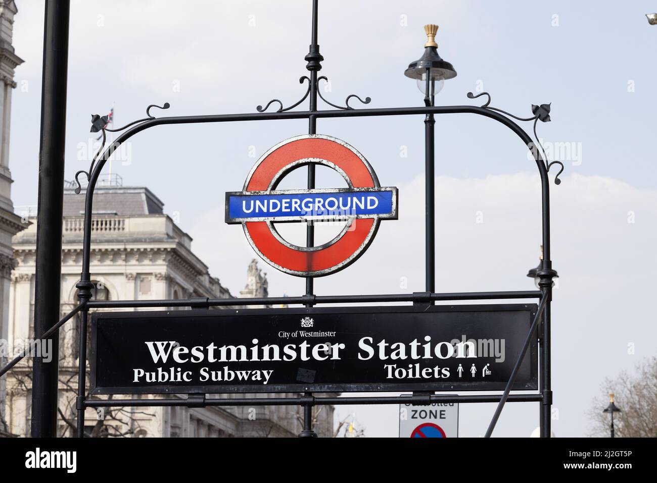 Stazione della metropolitana di Westminster, all'esterno; cartello della metropolitana di Londra all'ingresso, Westminster London SW1 London UK Foto Stock