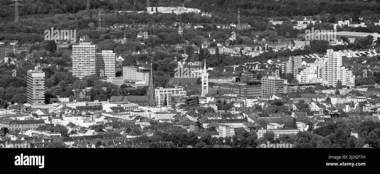 Vista aerea, città vecchia e grattacieli della città con la chiesa provocatoria di Sant'Agostino e la chiesa della città vecchia Emmaus a Gelsenkirchen, zona della Ruhr, Nord Reno-Ovest Foto Stock