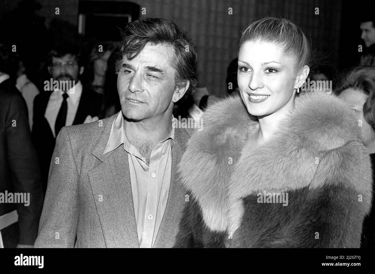 Peter Falk e la moglie Shera Danese partecipano alla prima del film Kramer Vs. Kramer a Hollywood, 1979 Foto Stock
