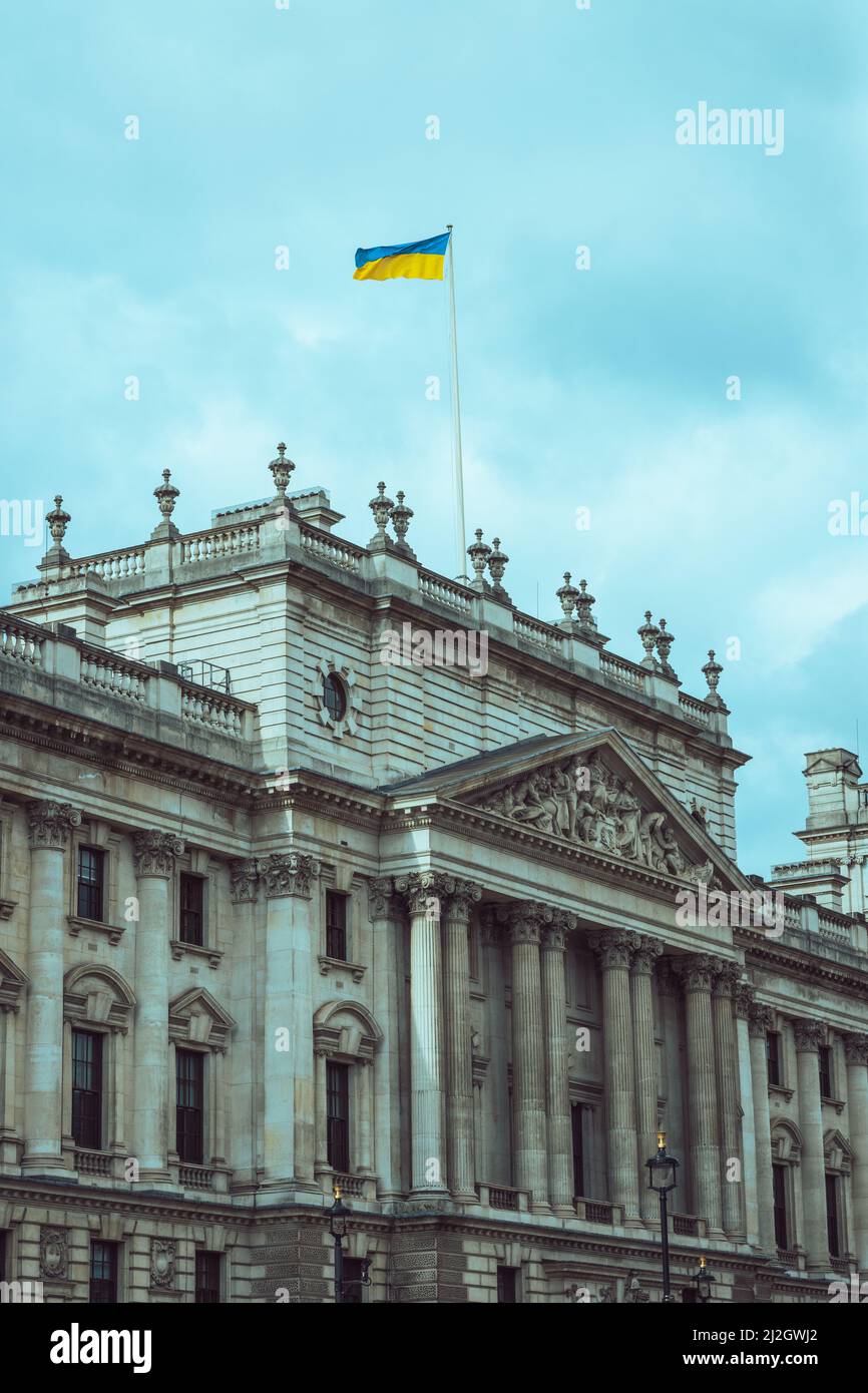 Bandiera Ucraina vola sopra l'edificio del governo HMRC a Londra, marzo 2022 Foto Stock