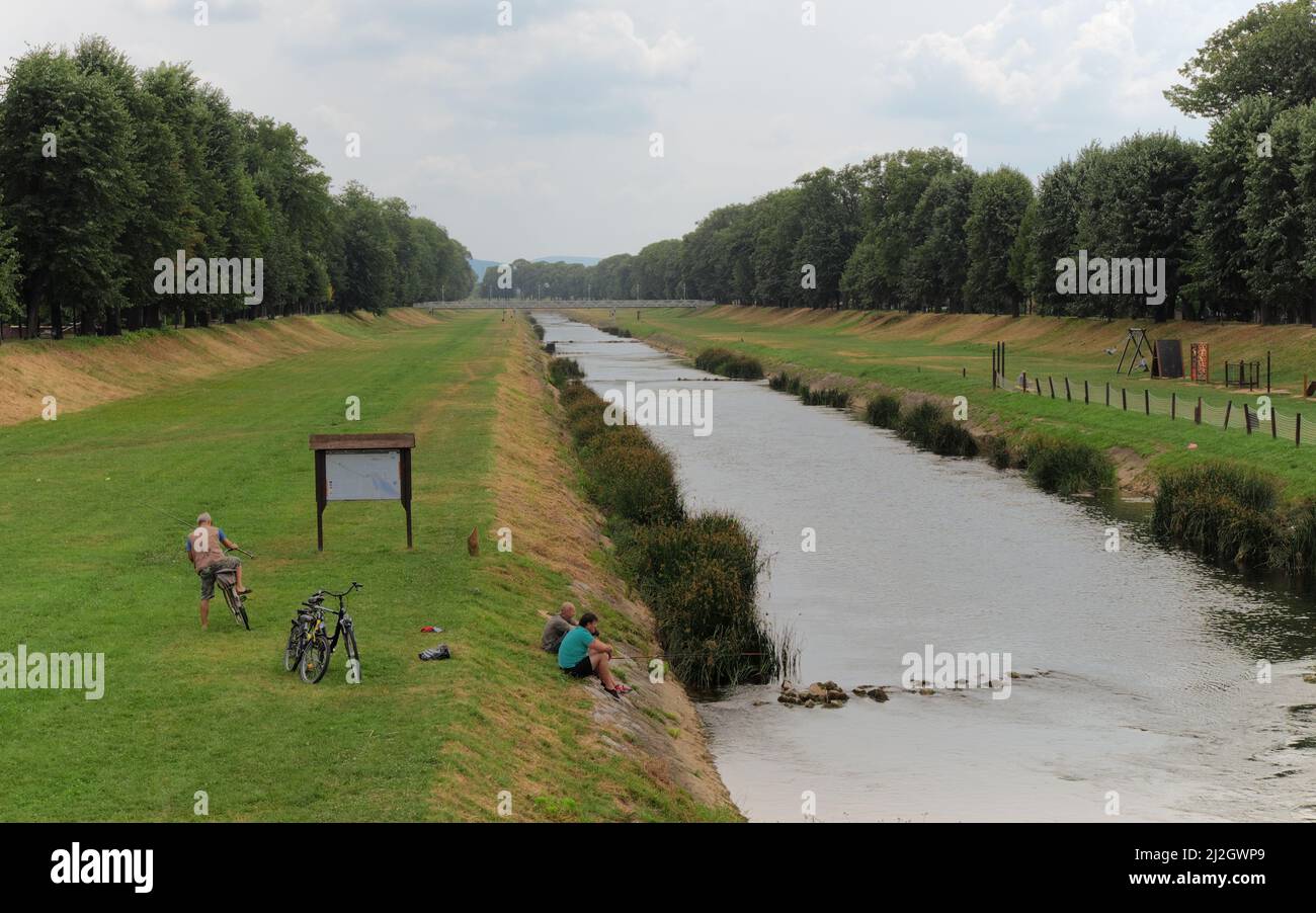 PIROT, SERBIA - 27 LUGLIO 2017: giornata nuvolosa e cupa sul molo verde del fiume Nisava nella città di Pirot, Serbia Foto Stock