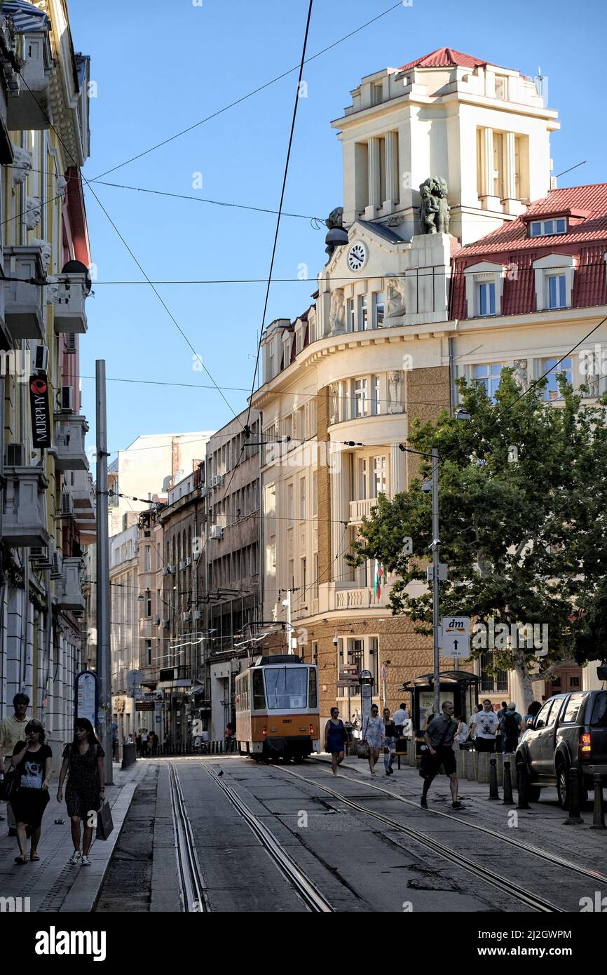 SOFIA, BULGARIA - 31 LUGLIO 2017: Sofia vista urbana con un tram la cui prima linea del tram è stata inaugurata il 1 gennaio 1901 Foto Stock