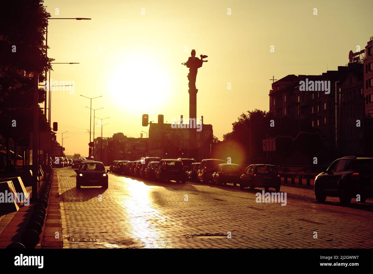 SOFIA, BULGARIA - 04 AGOSTO 2017: Silhouette monumento di Santa Sophia e le auto si illuminano sul crocevia nel centro di Sofia al tramonto Foto Stock