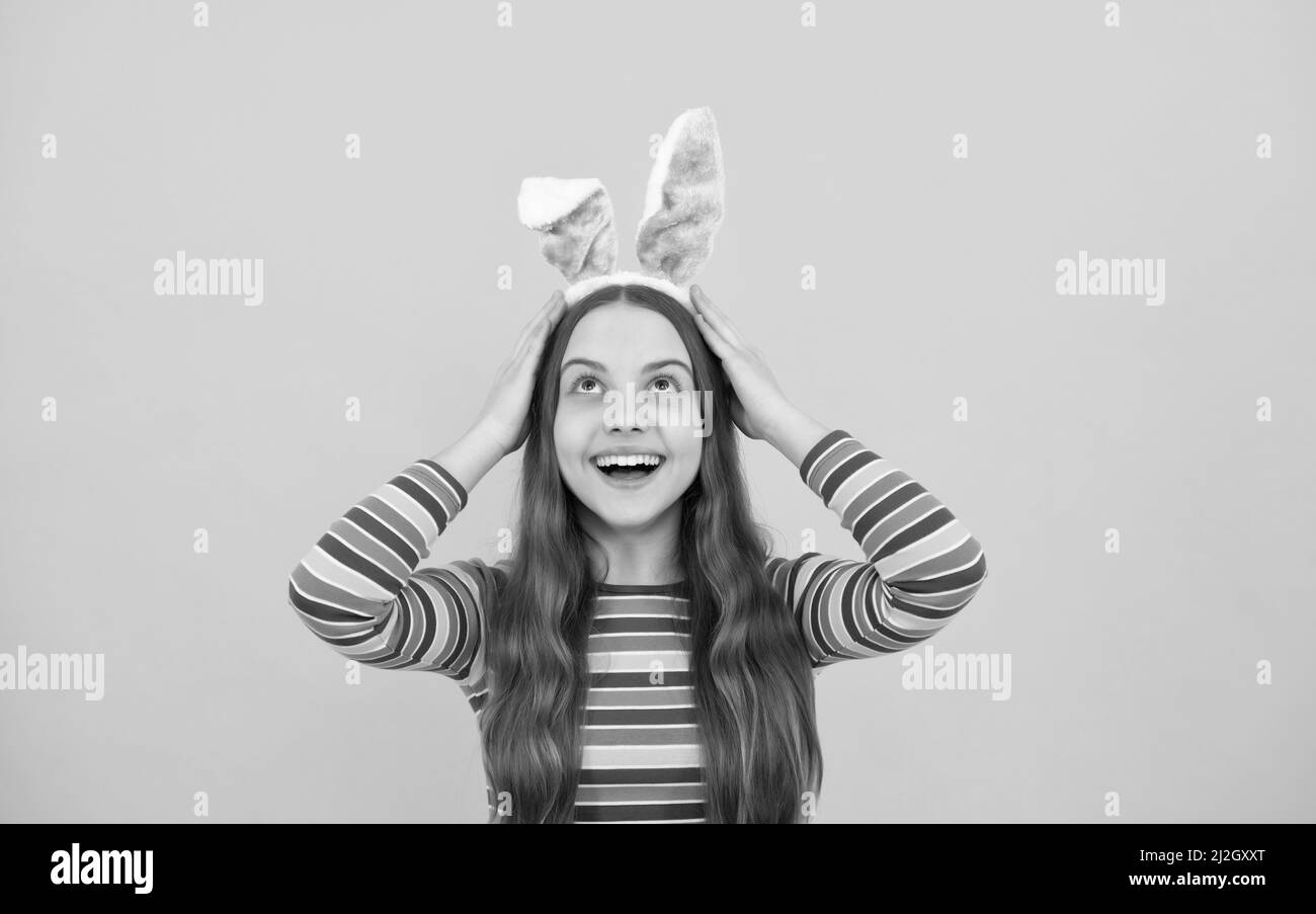 felice pasqua ragazza teen in coniglio coniglietto orecchie sorridenti in vacanza, caccia coniglietto Foto Stock