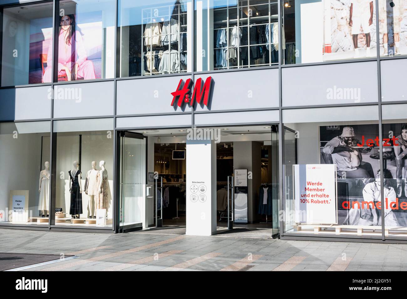 Mainz - Germania, 24 marzo 2022: Vista dei negozi h and M (Hennes e Mauritz) dalla strada di Mainz Foto Stock