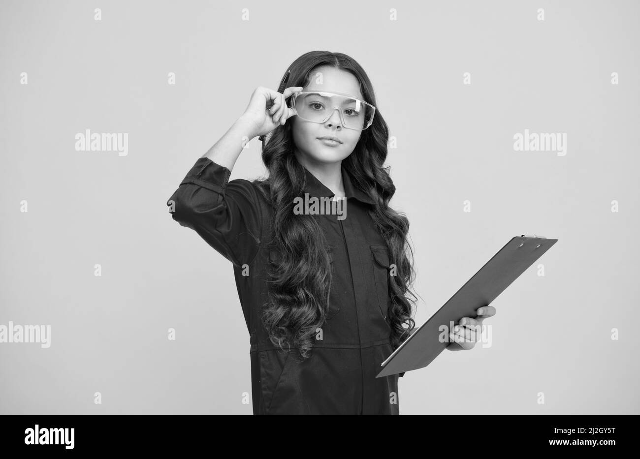 faccia professionalmente. ragazza teen in occhiali protettivi. bambino indossare occhiali. protezione degli occhi. Foto Stock