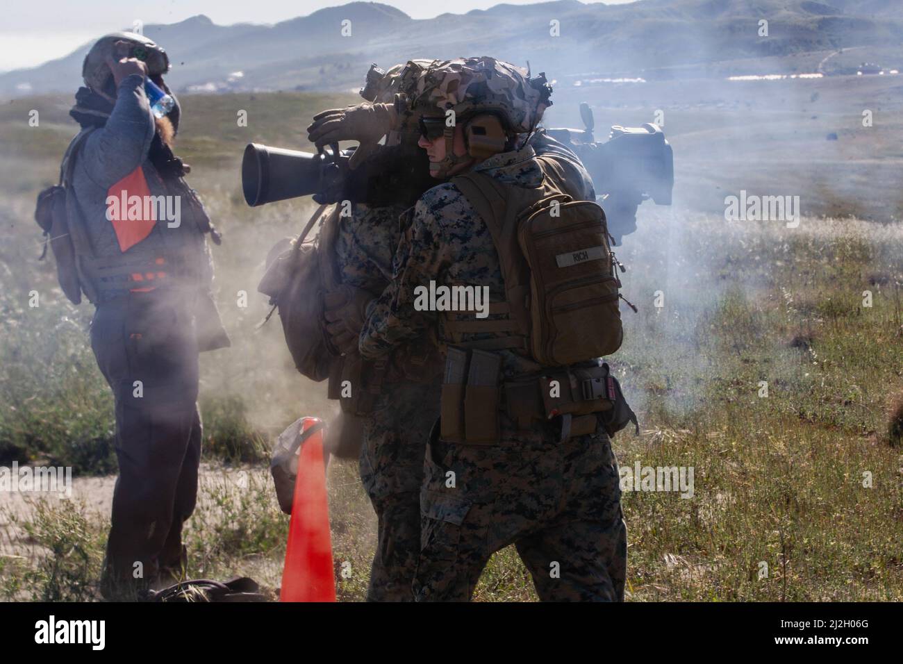 I Marines USA con 1st Marine Division sparano un sistema d'arma anti-armature anti-personale M3A1 multirole durante un esercizio di fuoco a Range 408a sul Marine Corps base Camp Pendleton, California, 24 marzo 2022. Il MAAWS, noto anche come sistema di razzo a recupero Carl Gustaf, è destinato ad integrare i sistemi di razzo a spalla esistenti nelle squadre di fanteria. Questo addestramento in tempo reale garantisce che i Marines siano in grado di completare le valutazioni delle prestazioni delle armi e siano in grado di utilizzare con successo il MAAWS da una varietà di posizioni di tiro da una linea di tiro statica mirata a bersagli a vari Foto Stock