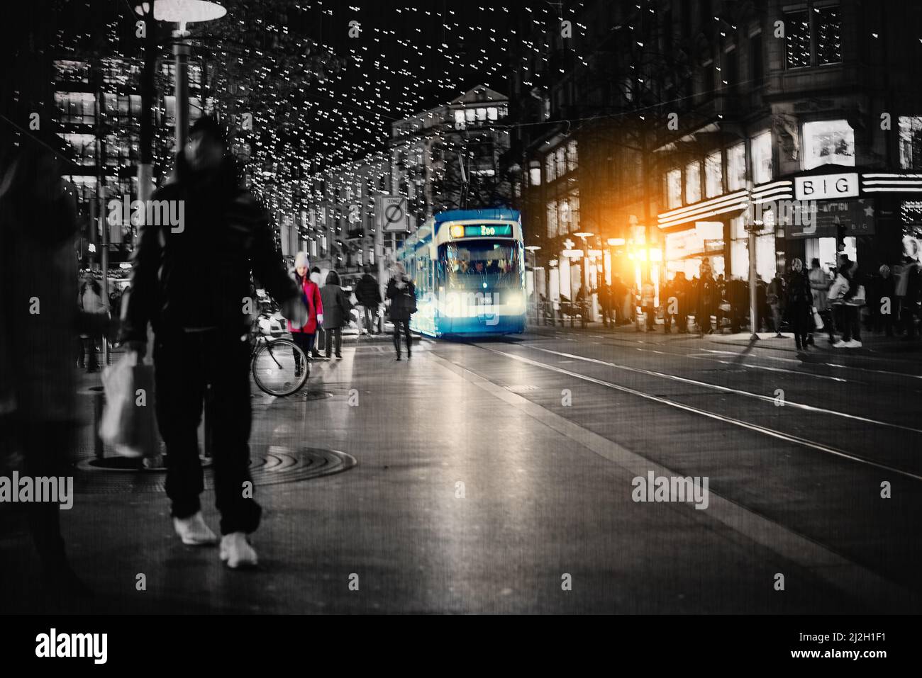 Trasporti pubblici, 24hrs al giorno. Girato digitalmente manipolato di una strada trafficata della città di notte. Foto Stock
