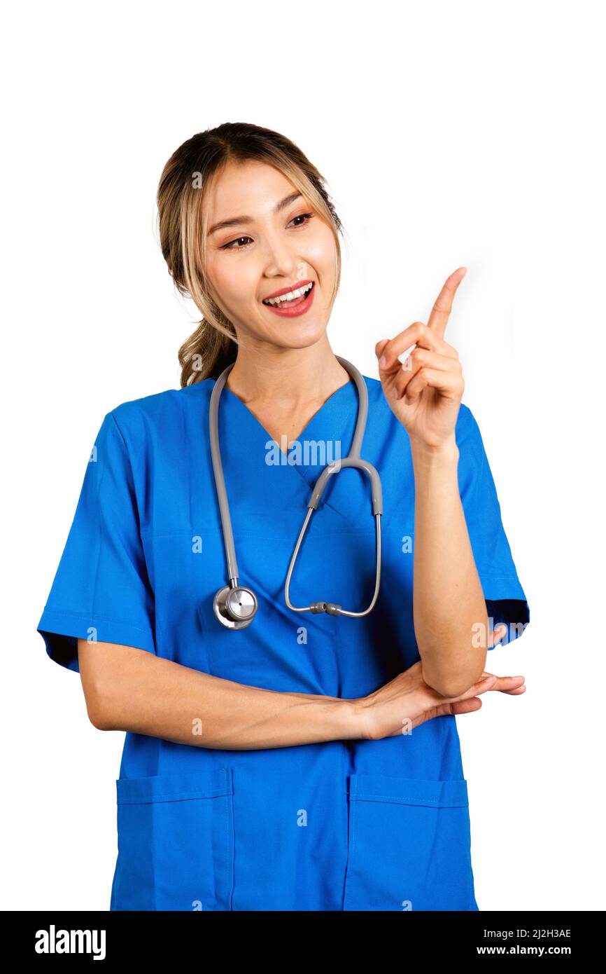 Foto a mezzo colpo di medico femminile in uniforme blu mettere la sua mano fino a puntare qualcosa. Foto Stock