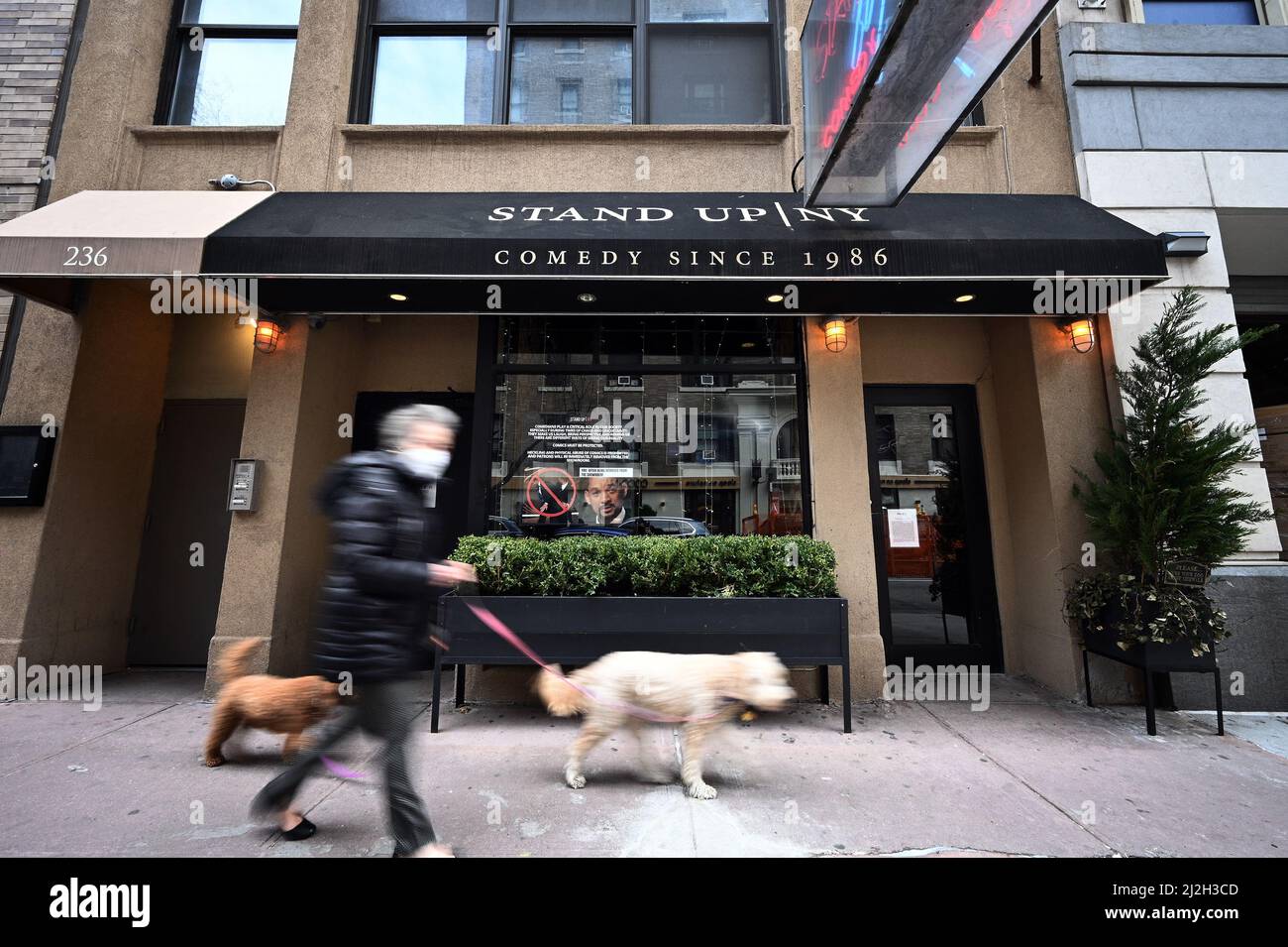 New York, Stati Uniti. 01st Apr 2022. Un poster visto nella finestra del New York Comedy Club Stand Up NY, avverte i patroni che qualsiasi heckling o violenza fisica contro comics performance non sarà tollerato, New York, NY, 1 aprile 2022. L'avvertimento è in reazione all'attore Will Smith che schiaffa il comico Chris Rock durante gli Academy Awards del 94th il 27 marzo, reagendo allo scherzo presentato da MR. Rock per quanto riguarda la testa rasata della moglie di MR. Smith, che soffre di alopecia. (Foto di Anthony Behar/Sipa USA) Credit: Sipa USA/Alamy Live News Foto Stock