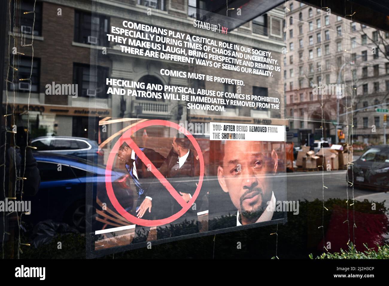 New York, Stati Uniti. 01st Apr 2022. Un poster visto nella finestra del New York Comedy Club Stand Up NY, avverte i patroni che qualsiasi heckling o violenza fisica contro comics performance non sarà tollerato, New York, NY, 1 aprile 2022. L'avvertimento è in reazione all'attore Will Smith che schiaffa il comico Chris Rock durante gli Academy Awards del 94th il 27 marzo, reagendo allo scherzo presentato da MR. Rock per quanto riguarda la testa rasata della moglie di MR. Smith, che soffre di alopecia. (Foto di Anthony Behar/Sipa USA) Credit: Sipa USA/Alamy Live News Foto Stock