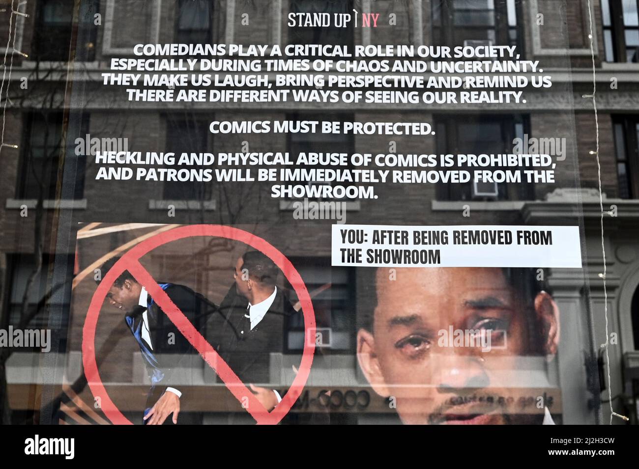 New York, Stati Uniti. 01st Apr 2022. Un poster visto nella finestra del New York Comedy Club Stand Up NY, avverte i patroni che qualsiasi heckling o violenza fisica contro comics performance non sarà tollerato, New York, NY, 1 aprile 2022. L'avvertimento è in reazione all'attore Will Smith che schiaffa il comico Chris Rock durante gli Academy Awards del 94th il 27 marzo, reagendo allo scherzo presentato da MR. Rock per quanto riguarda la testa rasata della moglie di MR. Smith, che soffre di alopecia. (Foto di Anthony Behar/Sipa USA) Credit: Sipa USA/Alamy Live News Foto Stock