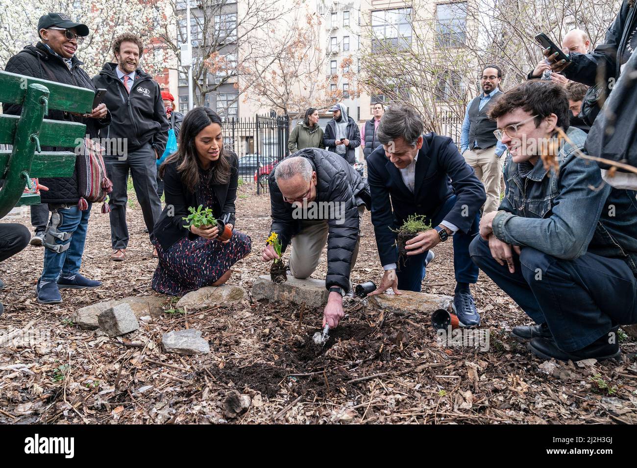 Il leader della maggioranza del Senato degli Stati Uniti Charles Schumer visita il Giardino della Comunità Culturale la Plaza e fa un annuncio. Al Senatore Schumer si è aggiunto il senatore di Stato Brad Hoylman, membro del consiglio comunale Carlina Rivera, volontari e sostenitori del giardino. Gli fu dato un giro intorno al giardino guidato da Jackson Gilkey e piantato insieme a Hoylman e Rivera piccole piante. Durante la visita, il leader Schumer ha annunciato che i programmi USDA finanziati con la Legge bipartisan sulle infrastrutture sosterranno tutti i giardini comunitari esistenti e che possono richiedere tali fondi. (Foto di Lev Radin/Pacific Press) Foto Stock