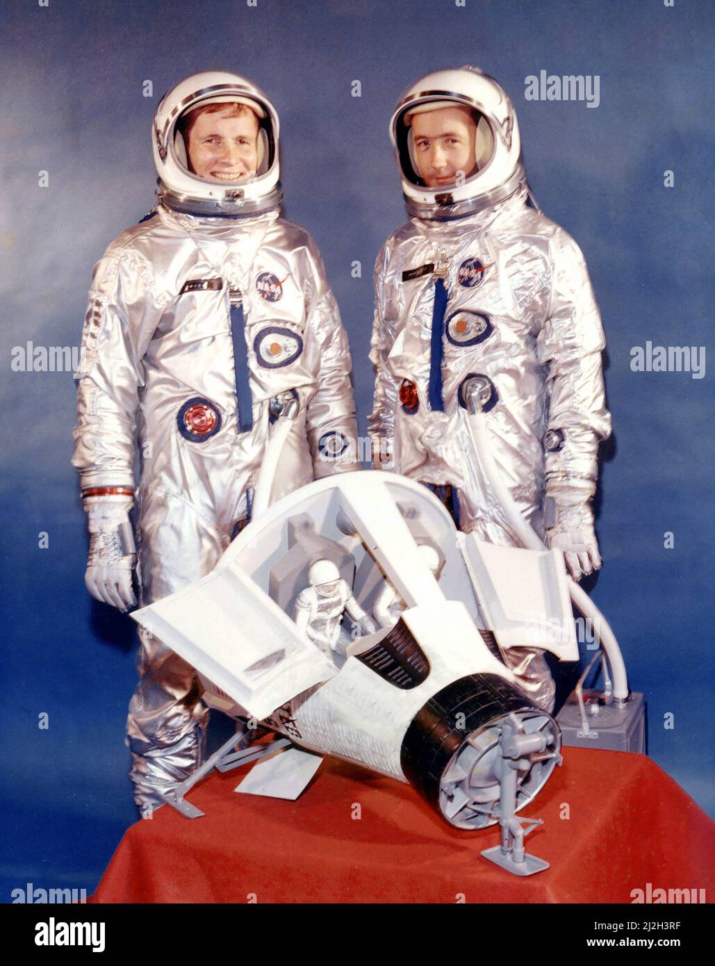 Gli astronauti Edward White II (a sinistra) e James McDivit, pilota di comando, l'equipaggio di Gemini 4 Foto Stock