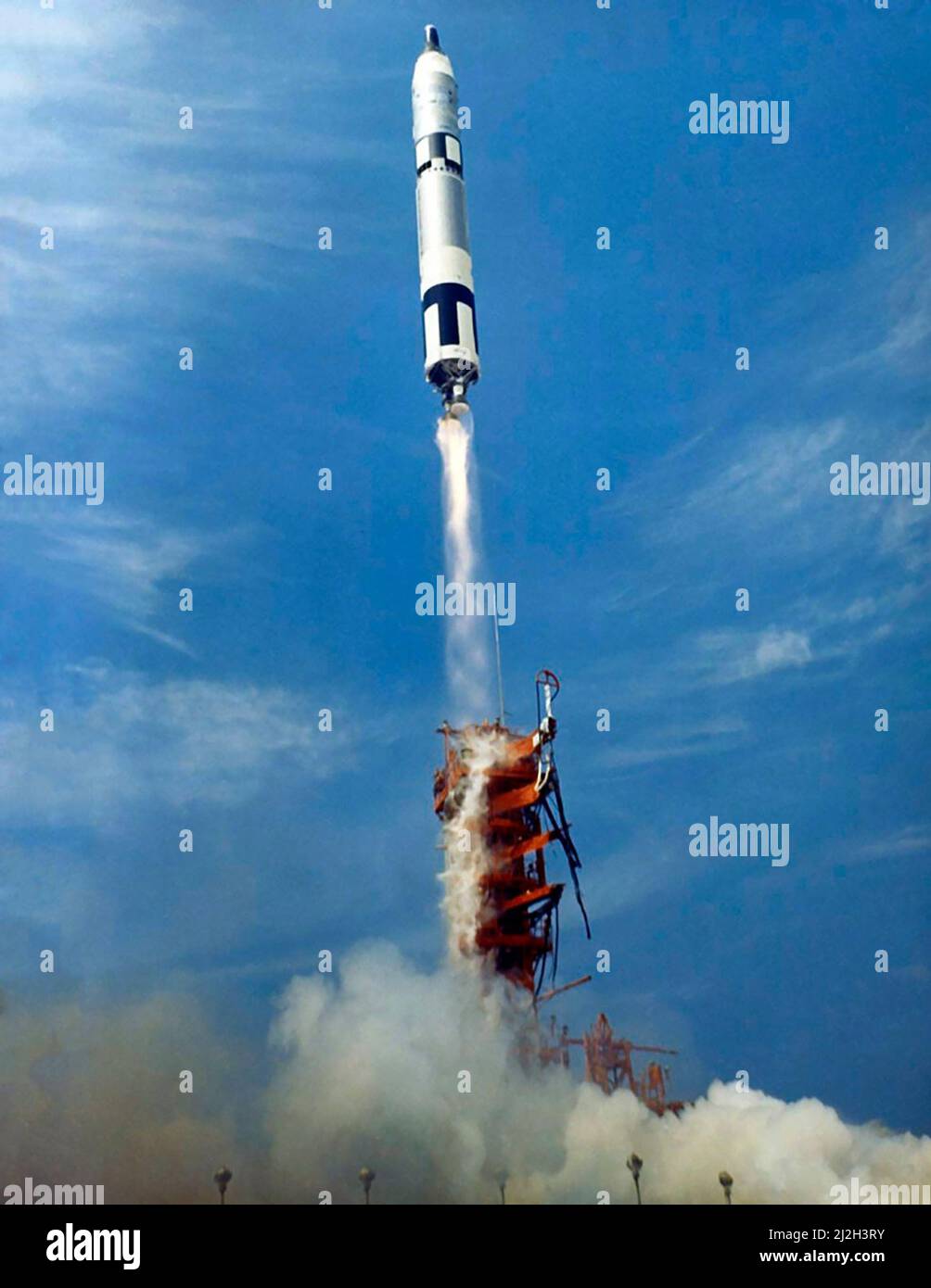 Il lancio del veicolo spaziale Gemini 8 il 16 marzo 1966 da Cape Kennedy, Florida. L'equipaggio di volo per la missione di 3 giorni, gli astronauti Neil A. Armstrong e David R. Scott, hanno raggiunto il primo appuntamento e attracco ad Atlas/Agena in orbita terrestre. Foto Stock